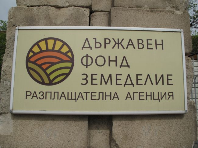 От понеделник, 8 ноември, земеделските стопани могат да подават заявления по помощта за Ковид-19 в 249-те общински служби по земеделие (ОСЗ). Приемът по...