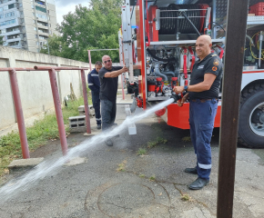 Пожарната в Ямбол отвори вратите си за граждани и показва техника и оборудване