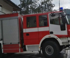 Пожарникари са викани за паднало дърво и висящи ламарини