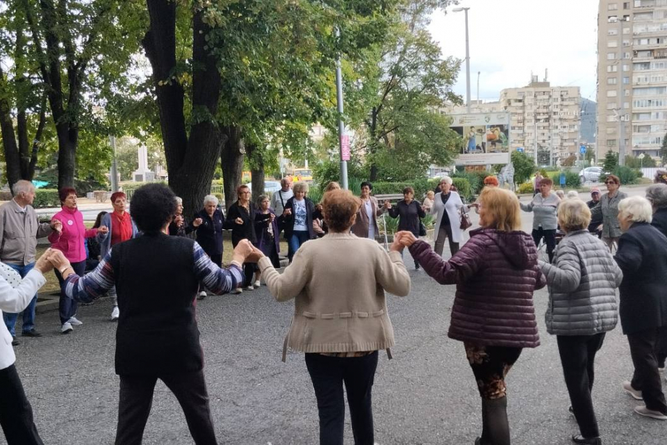 Празничен концерт на пенсионерските клубове в община Сливен днес оцвети и изпълни с музика Градската градина. Събитието е част от програмата на Общината,...