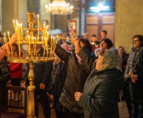 С празнична литургия и литийно шествие с икона с вградени мощи на свети Николай Чудотворец отбелязаха празника на най-големия църковен храм в Ямбол