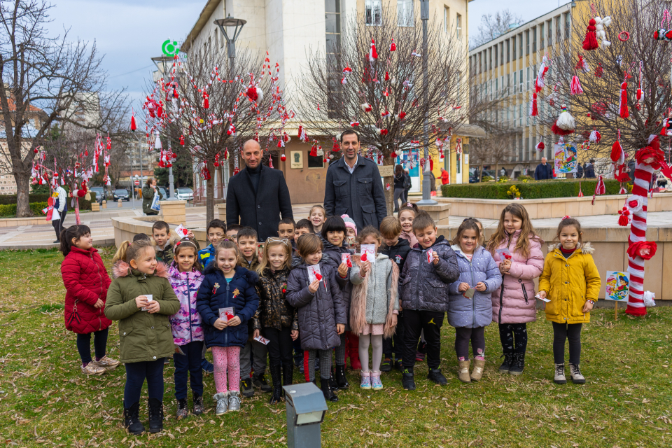 Празникът на Баба Марта и мартениците в българския народен календар е символ на разцъфването на пролетта и носи пожелания за здраве и плодородие. Една...