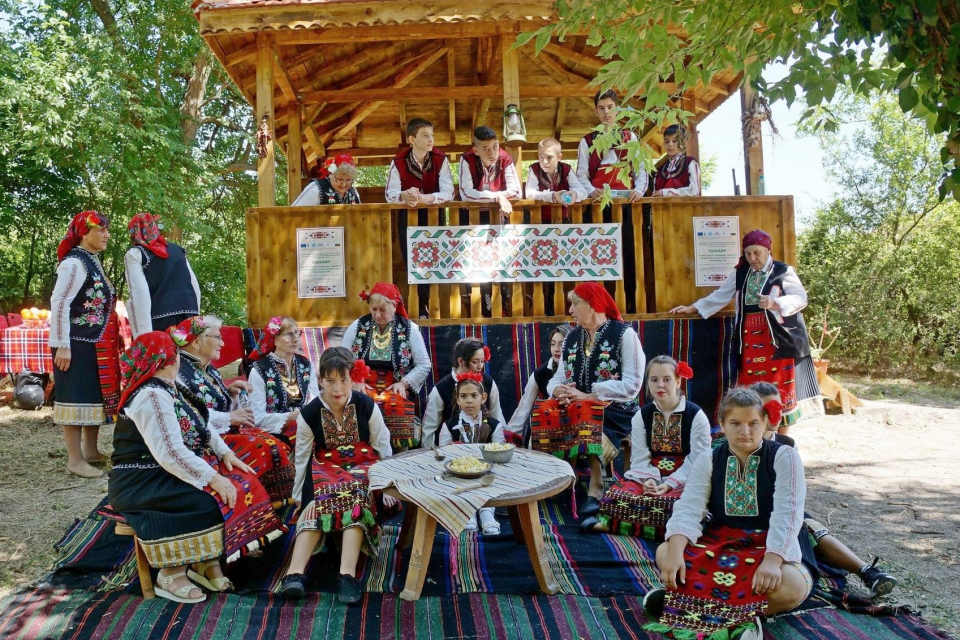 В продължение на два дни паркът на село Генерал Инзово отново се превърна в пъстра палитра на тунджанското многообразие от традиции, фолклор, носии, обичаи,...