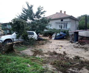 Пристигат първите количества вода в засегнатите от наводненията села в Карловско