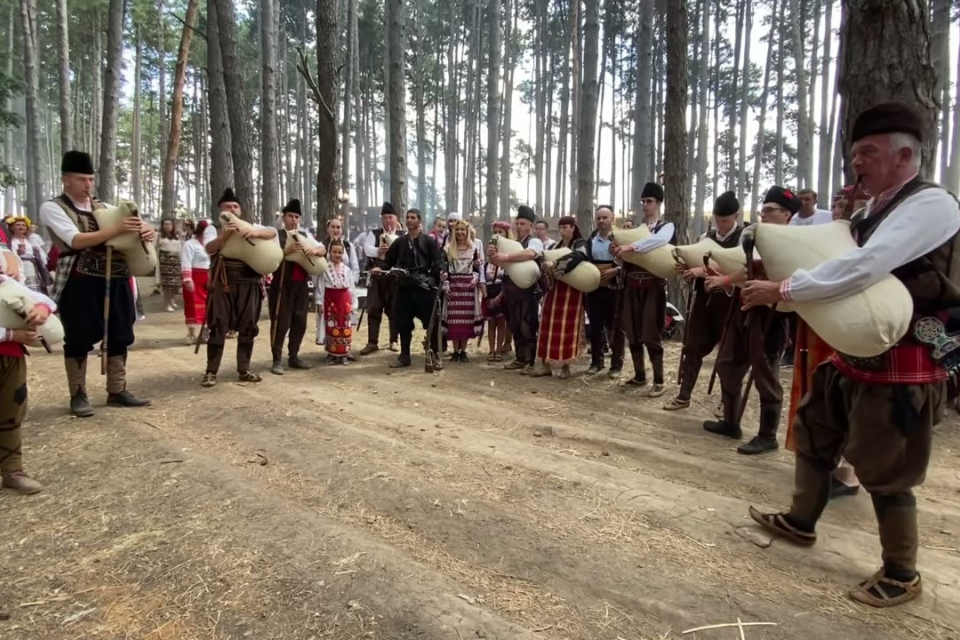 В продължение на три дни Жеравна ще се върне в миналото. Този петък там се открива 16 – ят фестивал на фолклорната носия. Над 25 хиляди посетители се очаква...