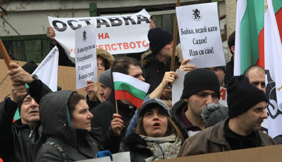 След съботния протест с искане на оставки на управляващите заради водната криза жители на Перник се събраха в центъра на София с искане за оставката правителството....