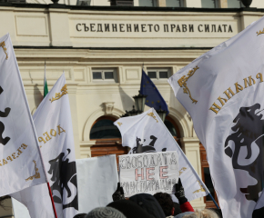 Протестиращи срещу зеления сертификат се опитват да щурмуват парламента