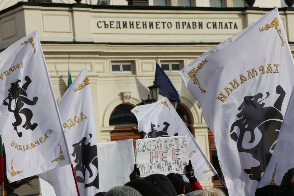 В този час протестиращите срещу зеления сертификат от "Възраждане" разкъсаха полицейския кордон и опитаха да щурмуват парламента. Те стигнаха до стълбите,...