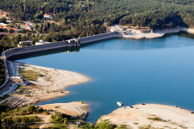 От язовир "Копринка" ще бъдат подавани по 5 млн. куб. м вода към язовир "Жребчево" за необходимия минимален екологичен отток към река Тунджа. Това обясни...