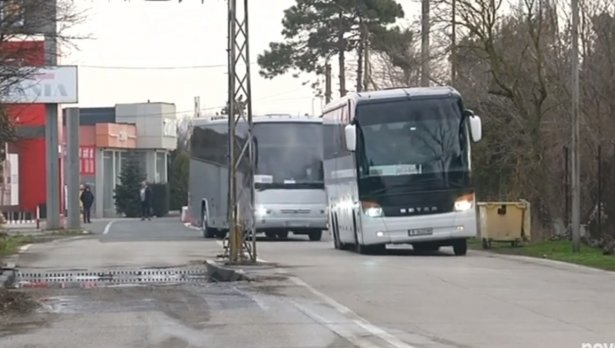 Първите евакуирани българи от Украйна пристигнаха в страната. Те преминаха паспортен контрол на ГКПП „Дуранкулак”. От МВнР посочиха, че в автобуса, който...