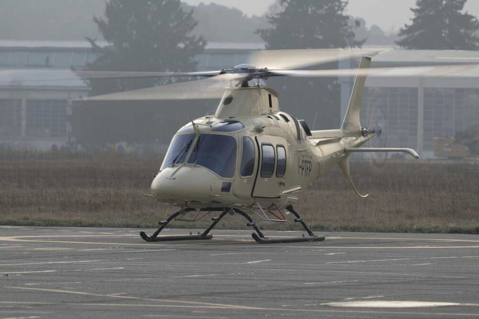 Първият хеликоптер, произведен за системата ХЕМС (от Helicopter Emergency Medical Service - HEMS) в България, извършва в момента тестов полет, съобщи във...