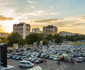 Първото автокино в Ямбол събра стотици зрители