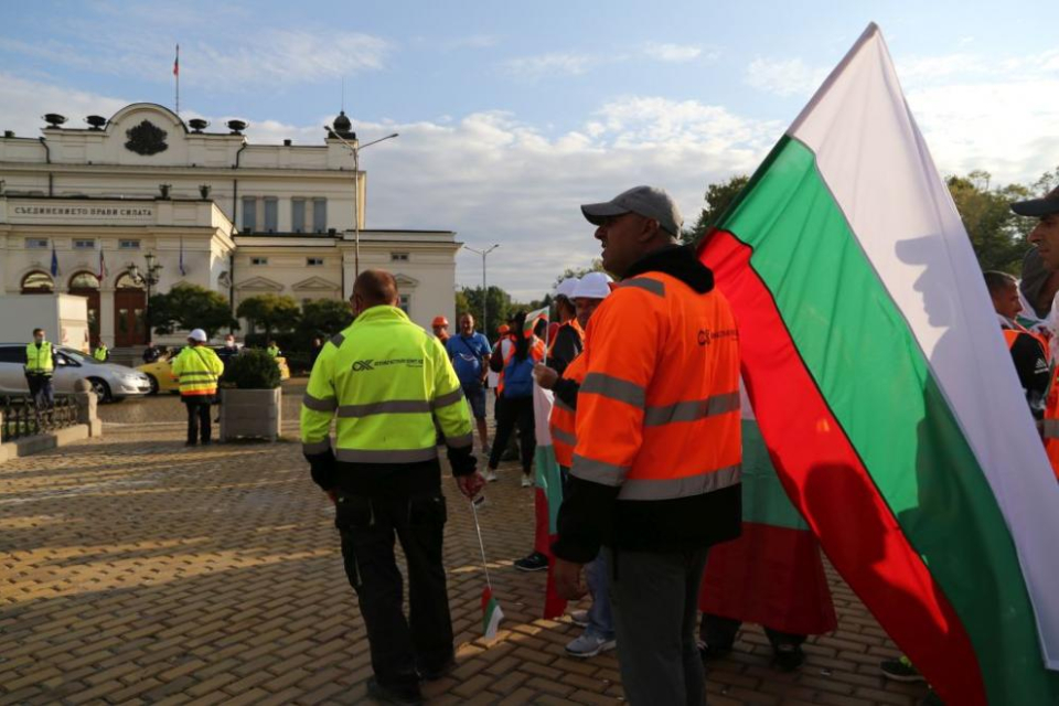 От 27 юли пътните фирми започват безсрочни стачни действия в цялата страна. Това съобщиха от Браншовата камара "Пътища", откъдето призовават и Камарата...