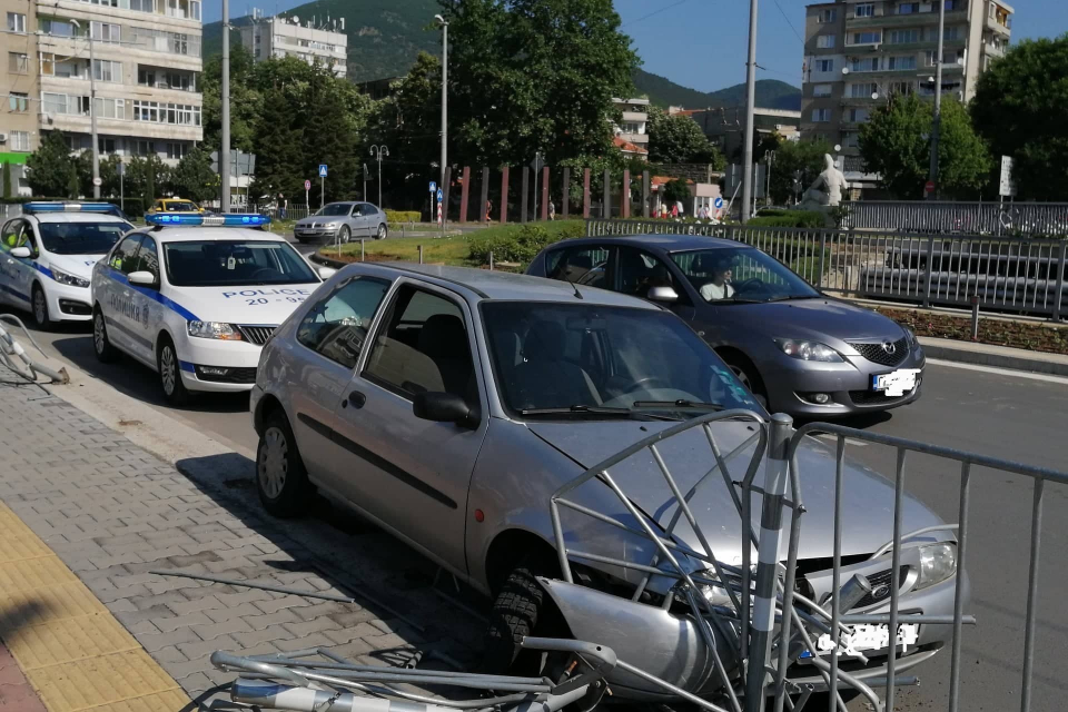 Пътно произшествие без пострадали е станало днес в района на кръговото кръстовище на Розова градина в град Сливен. Сигналът в РУ-Сливен е получен в 09,20...