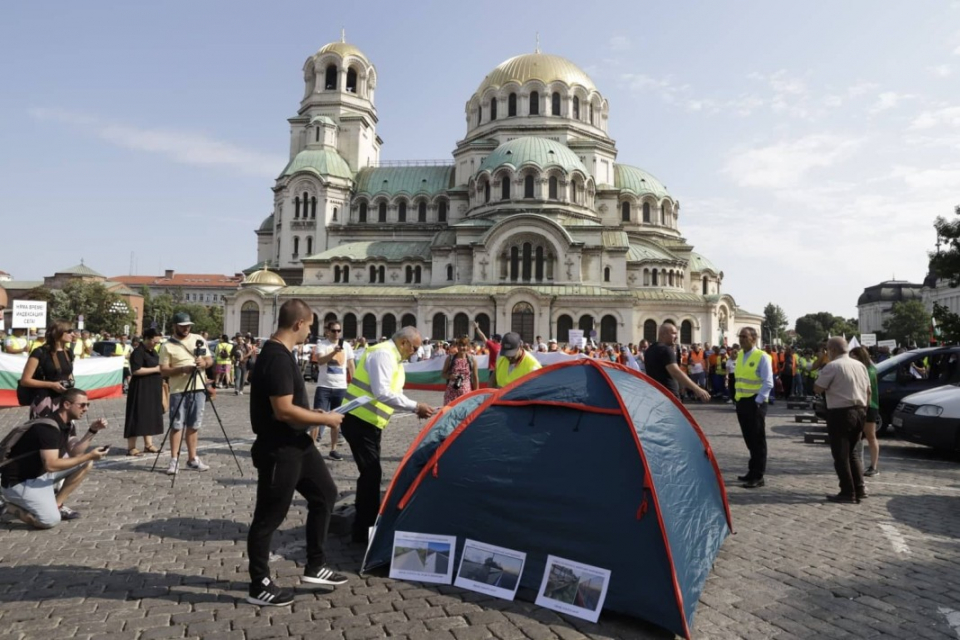 Националният протест на пътностроителния бранш проведе шествие от сградата на Народното събрание до тази на Министерския съвет и обратно, съобщи БТА. Движението...