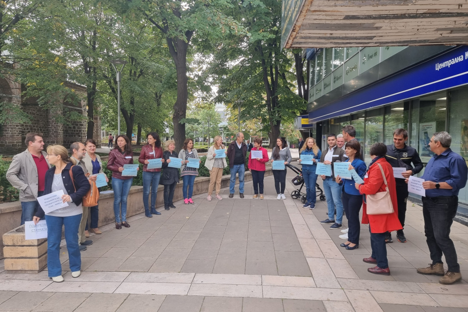 Работещите в Службата по геодезия, картография и кадастър в Ямбол излязоха на протест и спряха работа за час днес. В знак на подкрепа, към тях се присъединиха...