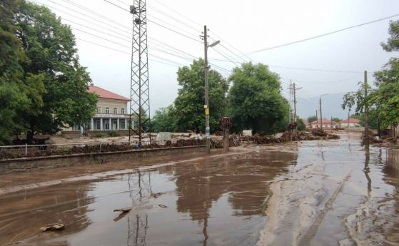 Кризисният щаб в наводнените села в Карловско се събира, за да вземе решение колко жилищни контейнери ще са необходими в селата Слатина, Богдан и Каравелово....