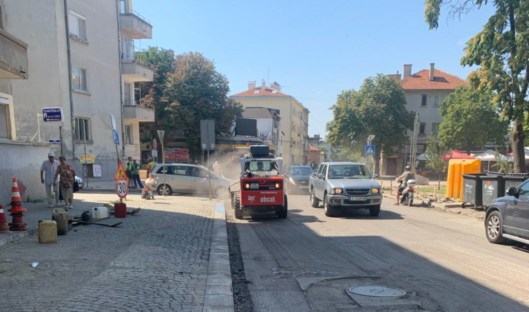 В ход са планувани ремонтни дейности по няколко улици в Ямбол.
​ Извършва се подмяна на асфалтовата настилка на улица „Преслав" в отрязъка между улица...