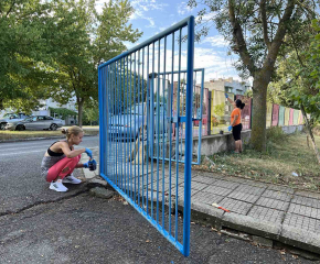 Родители боядисаха оградата на детската градина на Болярово