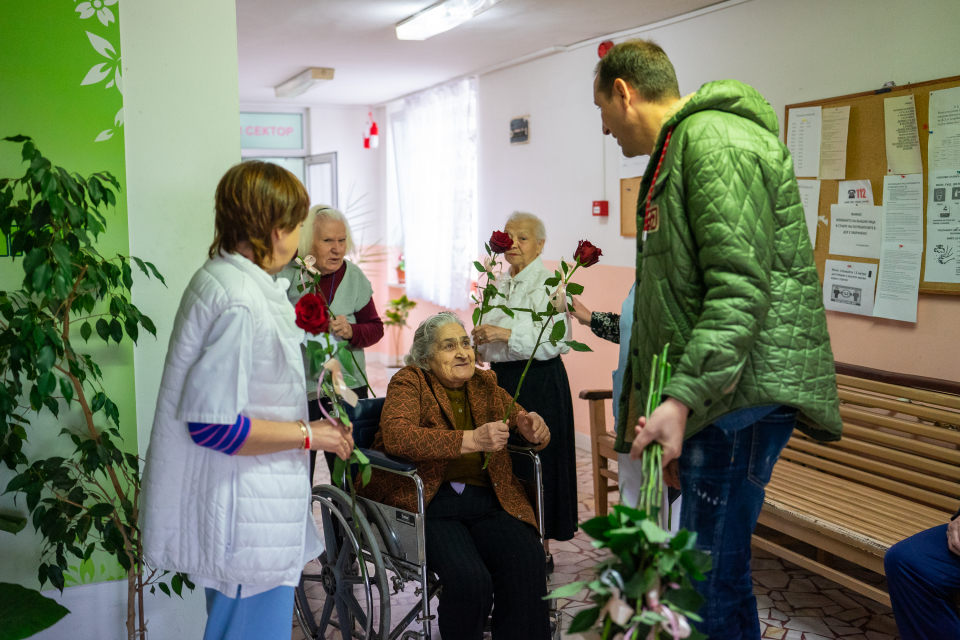 С червена роза и пожелание за здраве кметът Валентин Ревански и заместник-кметът Васил Александров зарадваха днес всички служителки и потребителки на Дома...