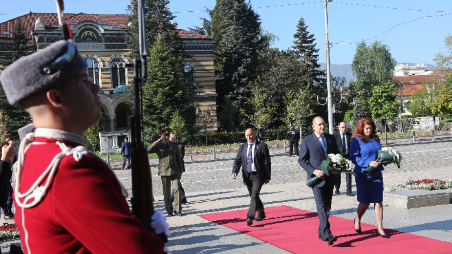 Девети май събира две знаменателни дати - Деня на победата и Деня на Европа, заяви президентът Румен Радев, след като заедно с вицепрезидента Илияна Йотова...