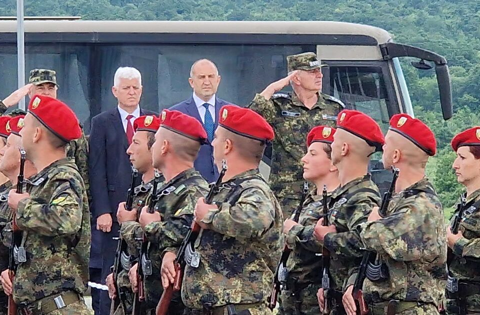 Президентът и върховен главнокомандващ Румен Радев прие почетния строй на учебен полигон „Ново село“. Той участва в ден за представяне на способностите...