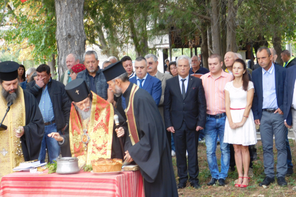 За четвърта поредна година в село Бинкос се проведе фолклорен събор. Тази година той започна с освещаване на мястото, където ще бъде изграден православен...