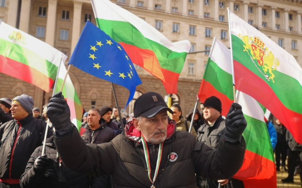 В 9 часа пред Министерския съвет започна протест с участието на стотици членове и симпатизанти на ГЕРБ срещу акцията на МВР и задържането на бившия премиер...