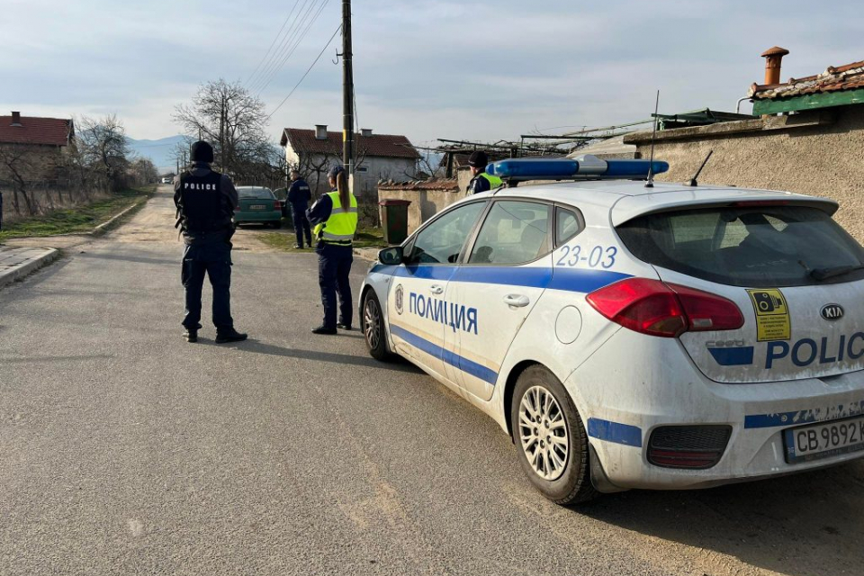 Районът и паркингът до кооперативния пазар в Казанлък продължават да са отцепени след вчерашния масов бой между две ромски фамилии. 
В него участваха...