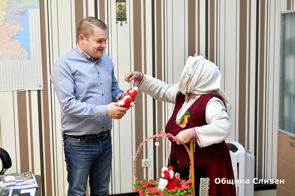 Десетки минувачи по пешеходната зона, посетители в Центъра за административно обслужване, в администрацията бяха закичени с мартеници. Изненадата бе поднесена...