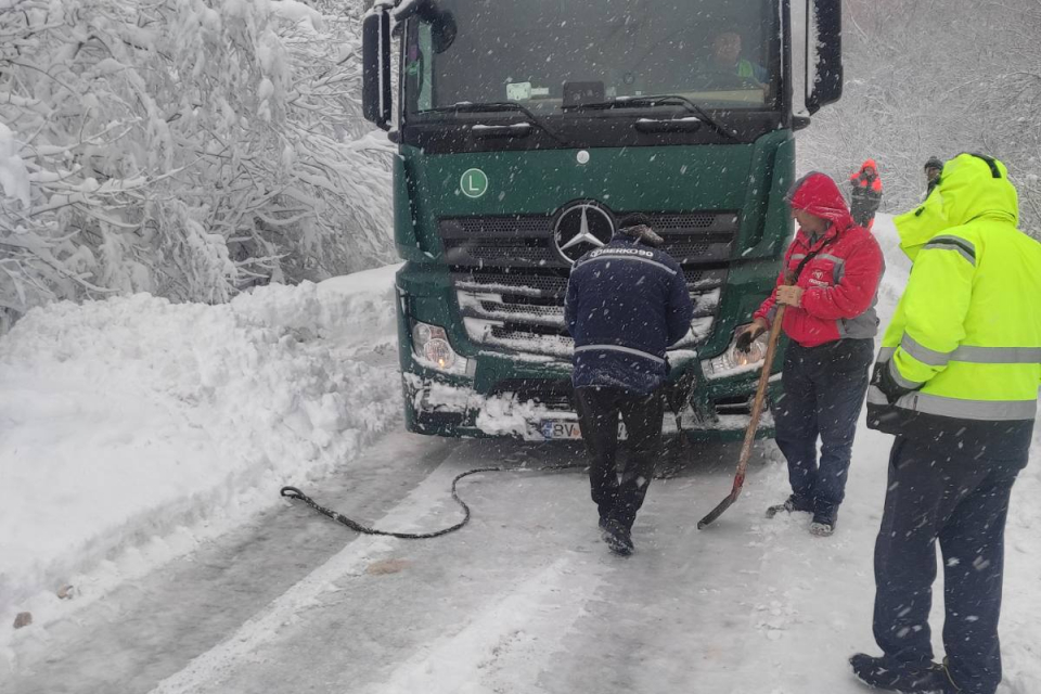 Полицейски екипи има на всички места с въведено временно ограничение на движението: кръстовище "Петолъчка" - Котел; Котел - Омуртаг; Твърдица - Елена....