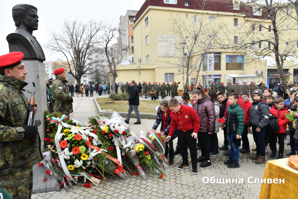 С поднасяне на венци и цветя пред паметника на Васил Левски днес сливенци почетоха паметта на Апостола.
„Васил Левски ни завещава великата идея за целокупна,...