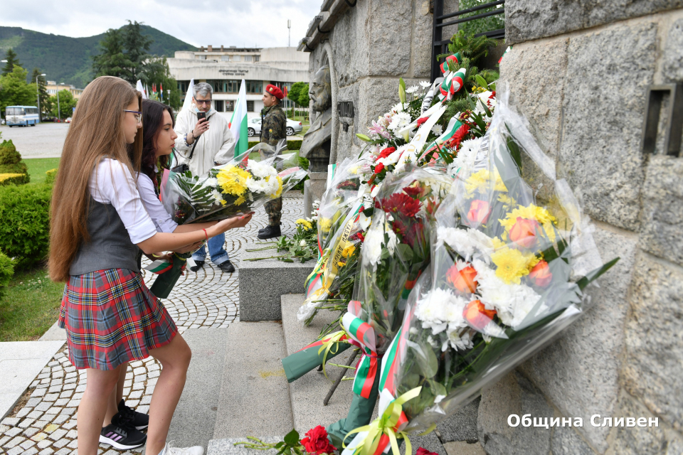 В Сливен днес Денят на Ботев и на загиналите за народна свобода бе отбелязан с общоградски ритуал.
„Има хора, за които историята пише, но има и такива...