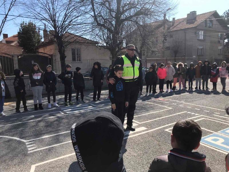 Учениците от ОУ „Димитър Петров” в Сливен проведоха урок по пътна безопасност на специално изградената за тази цел площадка в двора на училището. Тя беше...