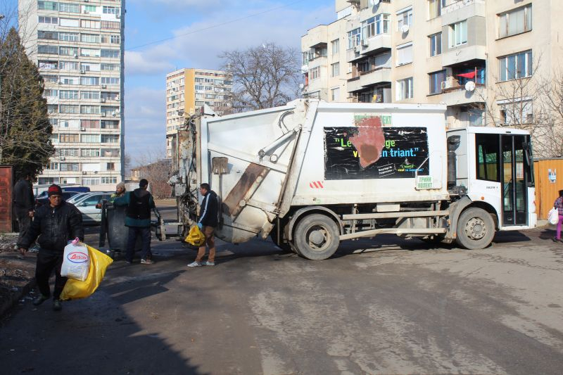 Йордан Захариев, екоинспектор в Община Ямбол, е инициирал кампания с разрешението на секретаря на общината по почистване на междублоковите пространства...