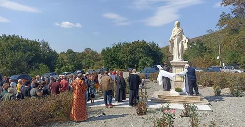 Стотици жители и гости се събраха в ямболското село Голям Манастир за освещаването на статуя на Света Богородица. Водосветът извърши Агатополският епископ...