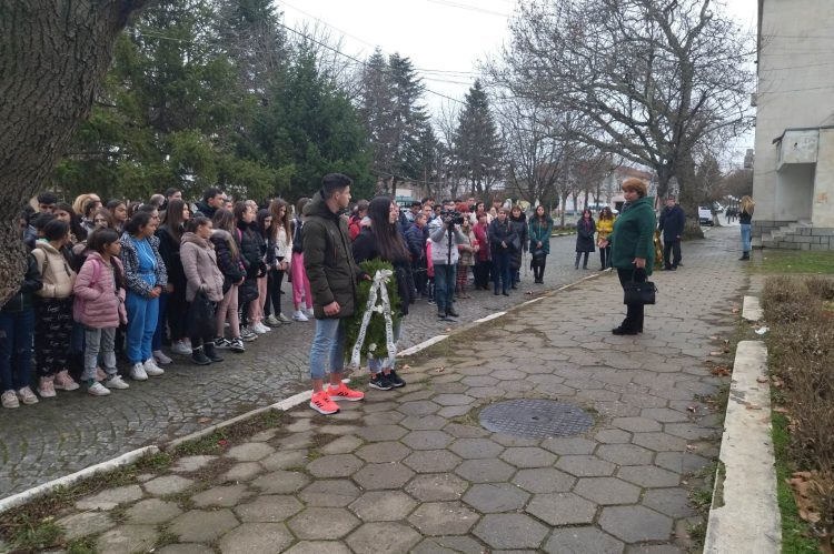 С поставянето на венци и цветя пред паметника на поета-революционер Пейо Яворов, град Стралджа отбеляза 145 години от рождението му. Директорът на средното...