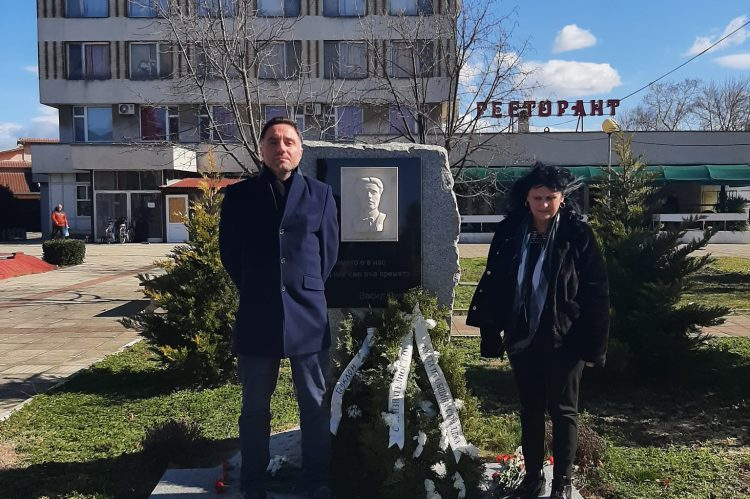 Поклон пред теб, Апостоле! Венци пред паметната плоча на Васил Левски в Стралджа поднесоха инж.Иван Митев, председател на ОбС, Атанас Киров,  кмет на общината, Роска...