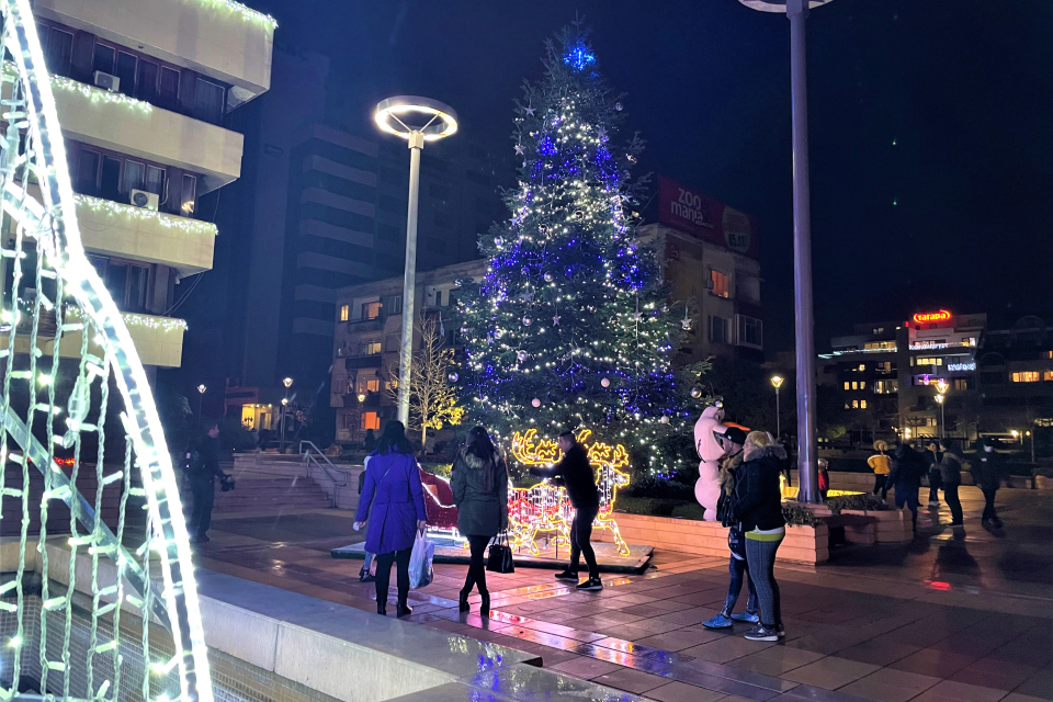 Светлините на коледната елха в Ямбол бяха днес включени днес в 17:30 часа за радост на малки и големи, а празничното събитие беше излъчено онлайн на официалната...