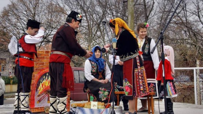 Традиционният Регионален фолклорен събор „Зимни празници” в село Мечкарево тази година няма да се състои заради епидемичната обстановка. Това съобщиха...