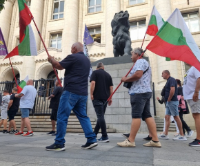 Таксиметрови шофьори организират днес протести в шест града с искане за справедливи присъди след нападение над техен колега