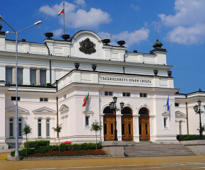 Тирове блокираха жълтите павета пред Народното събрание в знак на протест