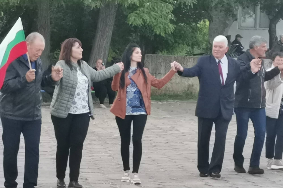 В село Стефан Караджово провеждат традиционен събор в Деня на светите братя Кирил и Методий, на българската азбука, просвета и култура и на славянската...