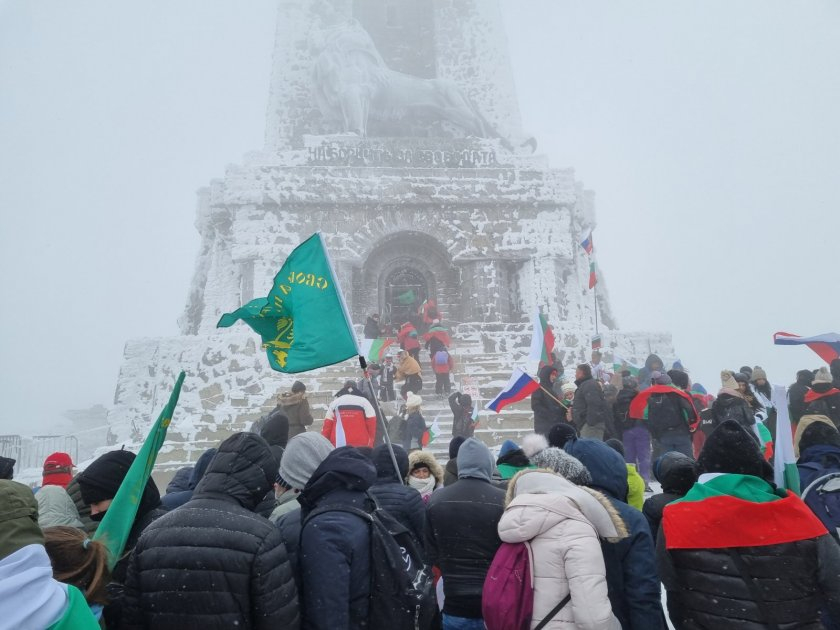 Въпреки силния вятър и минусовите температури хиляди българи от двете страни на Балкана изкачиха заветните 890 стъпала, за да достигнат до Паметника на...