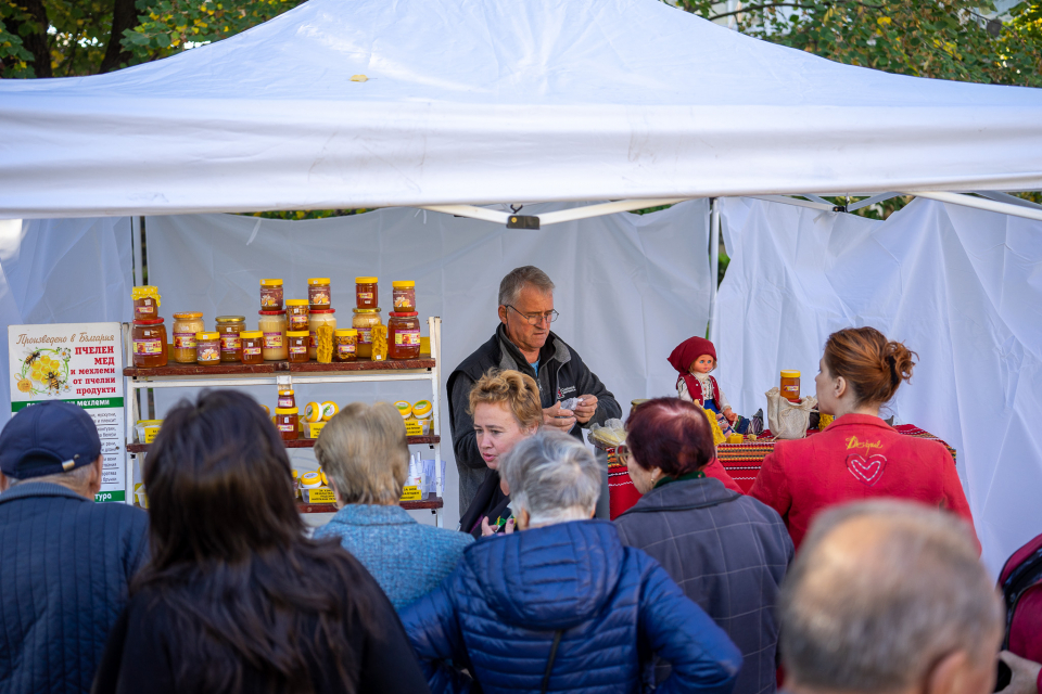 В Ямбол днес се провежда трето областно изложение на мед и пчелни продукти. Щандовете на пчелните ферми отново са разположени от южната страна на Безистена,...