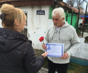 Улици в Ямбол бяха закичени с цветя и паметки за герои на 3 март