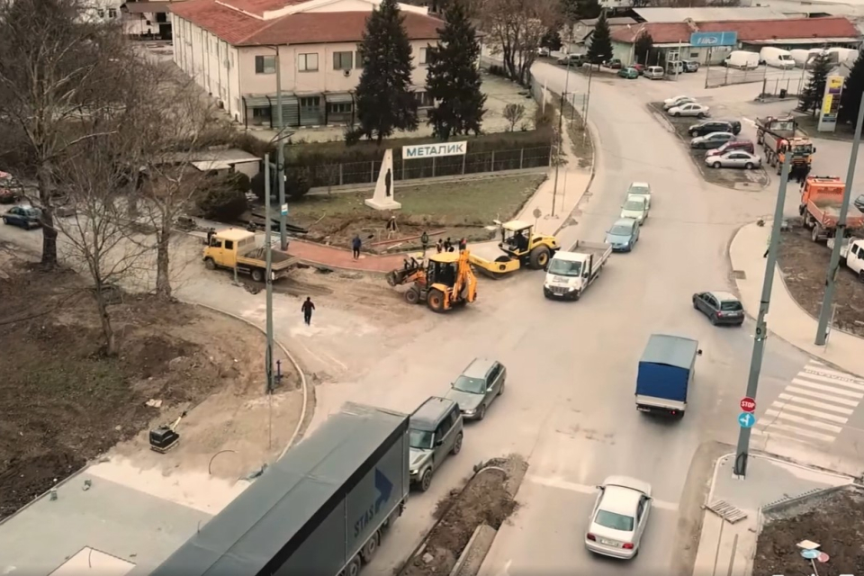 Във връзка със строителните дейности по изпълнение на кръга в участъка на кръстовището до сградата на „ХЕС“АД, изпълнителят на обекта - ДЗЗД „БУРГАС 2022“,...