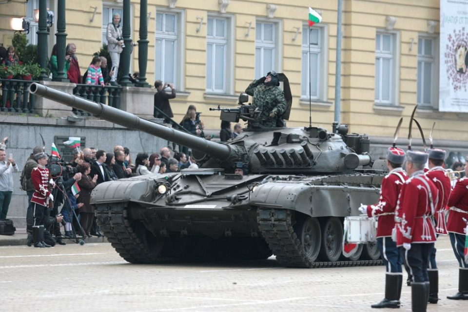 Военна техника, както и вертолети и самолети ще бъдат показани на Гергьовденския парад в центъра на София.
На площад "Княз Александър Първи" ще преминат...