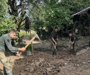 Военнослужещи от Българската армия продължават да помагат на хората, пострадали от наводнението в Карловско