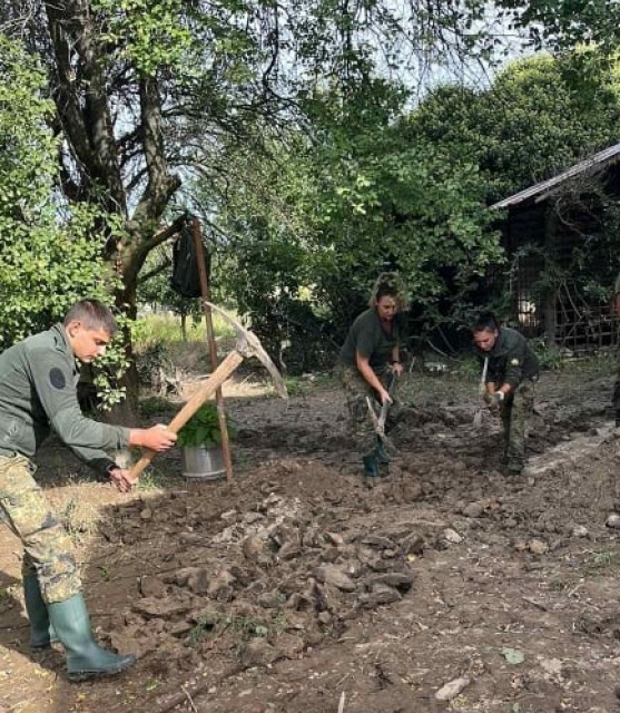 Военнослужещи от българската армия продължават да помагат и в празничния ден на хората, пострадали от наводнението в община Карлово. В селата Каравелово...